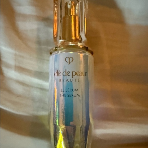 Silver Quilted Cosmetic Bags with Cle de Peau Skincare. - Picture 2 of 9